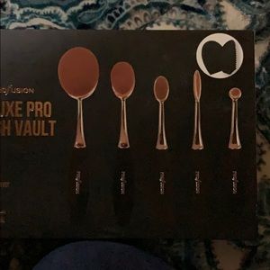 Deluxe pro brush vault
